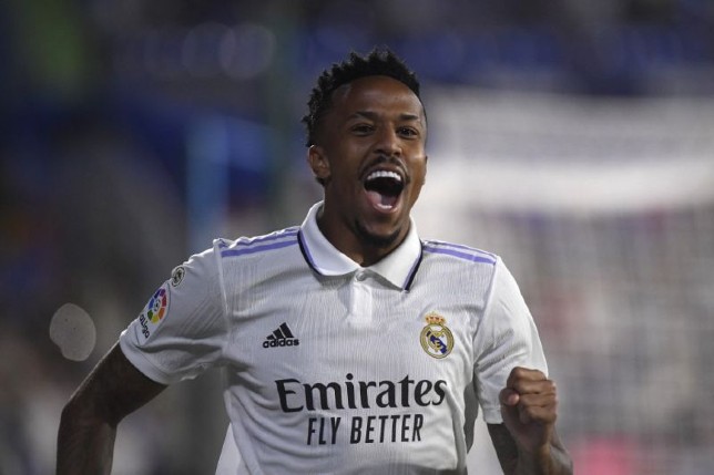 Logo Emirates di jersey bek Real Madrid Eder Militao.